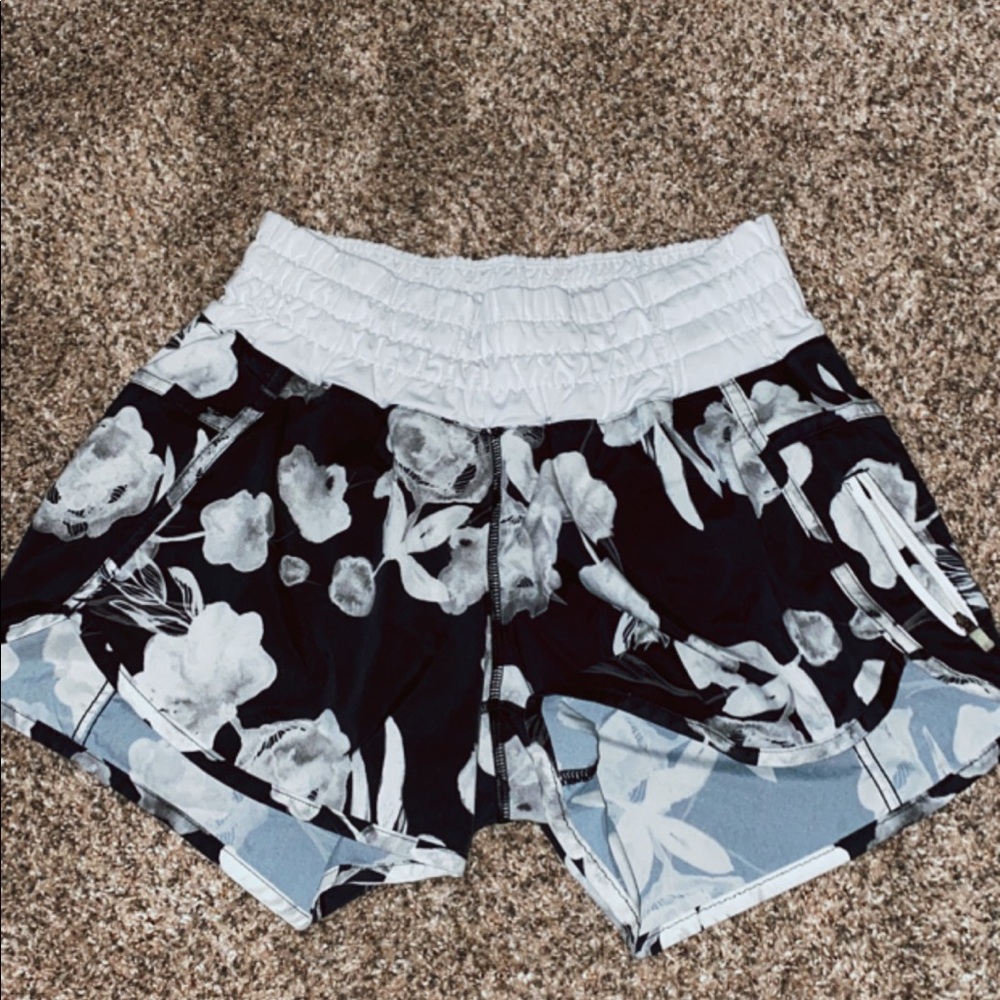 4’ black & white lulu shorts!